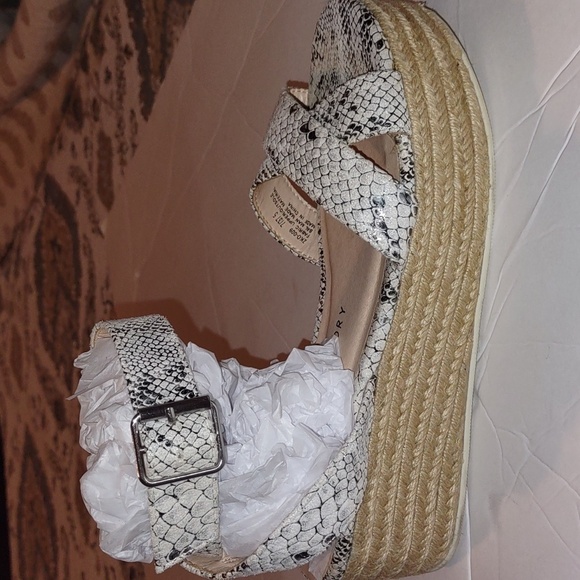 Chinese Laundry Snake Skin platform Sandals - Picture 1 of 9